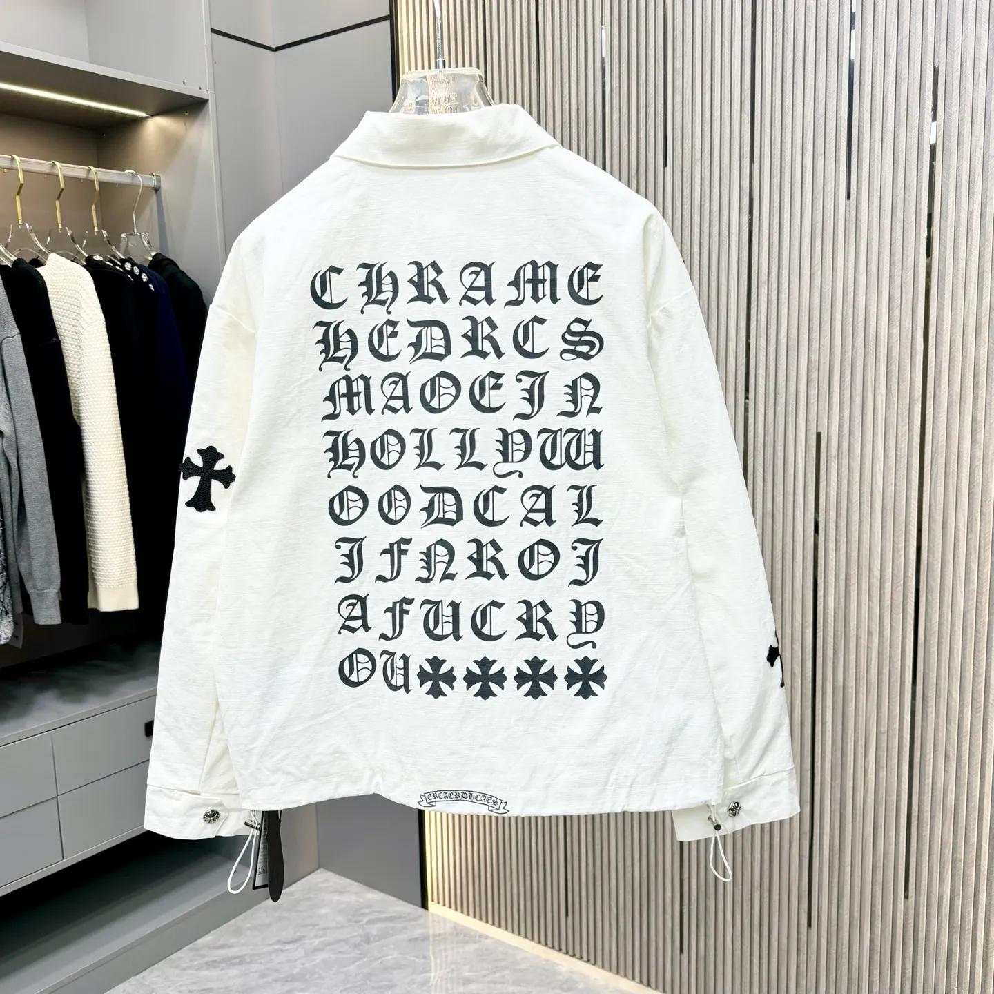 🅿️410 CH Croxin is first launched on the official website. It is rarely available through trade channels and overseas high-quality products are sold in limited quantities. An example of a classic jacket product, the trademark with dark patterns all over the body highlights the brand recognition. This jacket is both warm and lightweight. The latest model is launched in the same style at the counter. The ultra-authentic upper body instantly transforms into an oppa. The simple and fashionable three-dimensional tailoring has unique craftsmanship. The upper body effect is excellent and shows a confident temperament. In addition to daily leisure, it can also be worn for outdoor sports. It is also a good choice for travel. It is relaxed and casual and shows a masculine temperament. Color: Black Size: S/M/L/Xl/XXl